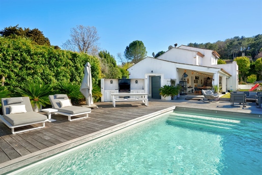 A must-see! Just a few minutes from the village of Valbonne and its shops, lovely 165 m2 villa, comp