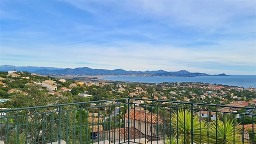 Benefiting from an exceptional view of the sea, and located on the residential heights of Saint-Aygu