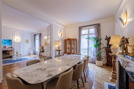Stunning property Paris 8th.

Wonderful seven-room apartment with parquet floor and moldin