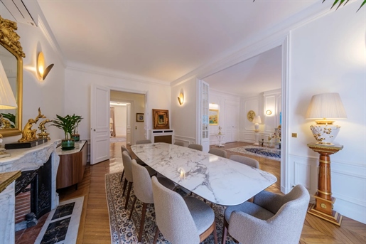 Stunning property Paris 8th.

Wonderful seven-room apartment with parquet floor and moldin
