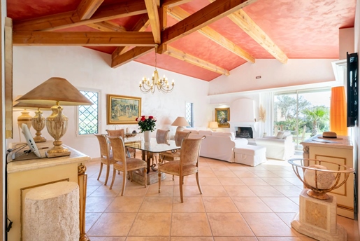 Mandelieu La NAPOULE.

Ideally located in the Minelle district, within a private and secur