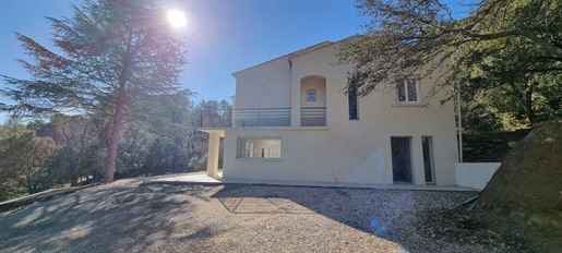 Magnificent property, completely renovated, enjoying a superb location both close to the well-known