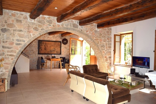 Lorgues About 4 km from the village center, on wooded land of approximately 4,000m&sup2 , are these