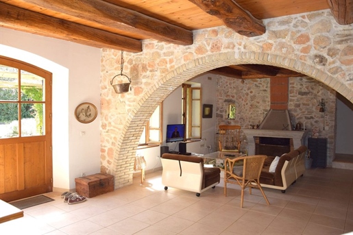 Lorgues About 4 km from the village center, on wooded land of approximately 4,000m&sup2 , are these