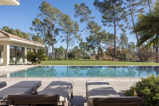 This luxurious property is located in the private and highly secure domain of Terre Blanche, spannin