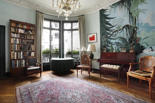 Majestic period property Paris 7th

In the heart of the most sought-after district in the