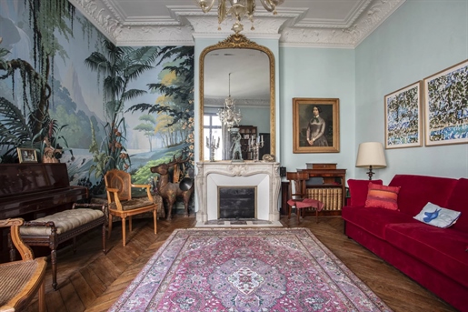 Majestic period property Paris 7th

In the heart of the most sought-after district in the