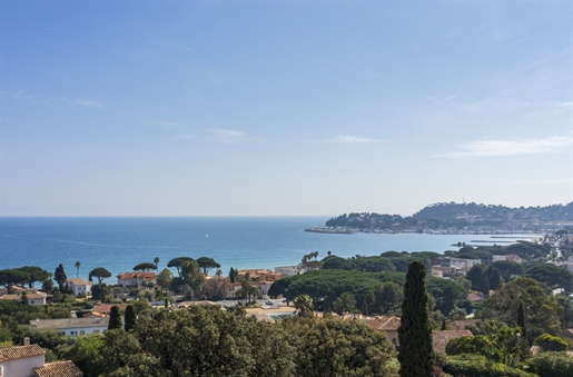 An exceptional and unique sea view over the bay of Cavalaire. 

Ideally located 350 meters