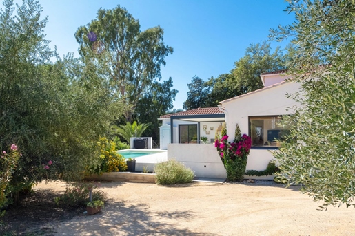 Family home, situated close to the Six-Fours national forest and five minutes from shops and ameniti