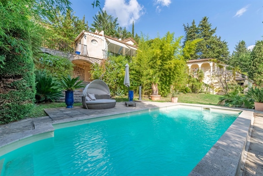 Discover the charm of this Italian-style villa of 320 m2, nestled on a vast 3,555 m2 estate adorned