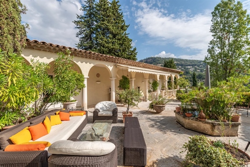 Ontdek de charme van deze villa in Italiaanse stijl van 320 m2, genesteld op een uitgestrekt landgo