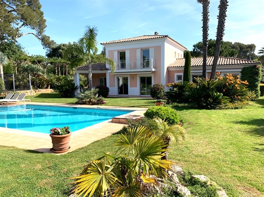 This elegant villa of 174m2 plus 40m2 garage in good standing is situated in a closed and secure dom