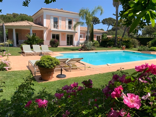 This elegant villa of 174m2 plus 40m2 garage in good standing is situated in a closed and secure dom