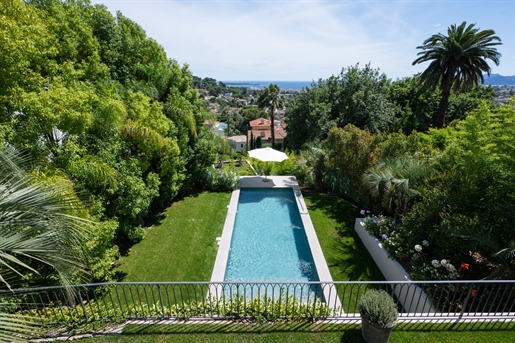 Located in the heart of the residential Le Cannet area, in the hills above Cannes. This superb prope