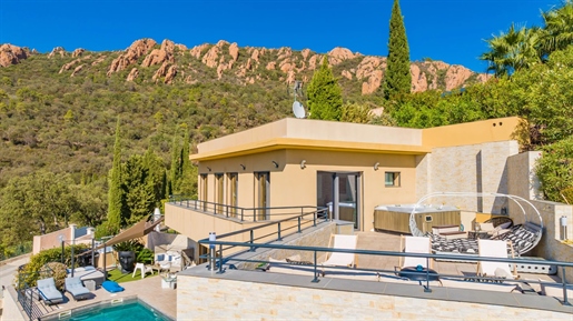 Agay: deze moderne villa tussen Cannes en Saint-Trop biedt een panoramisch uitzicht op de Esterel