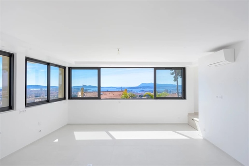 Située à Toulon, cette propriété d’exception offre une vue panoramique sur la ville, la mer et le M