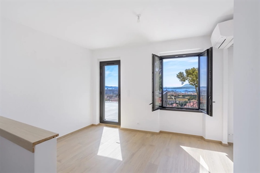 Située à Toulon, cette propriété d’exception offre une vue panoramique sur la ville, la mer et le M