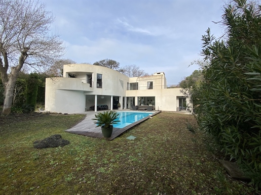 Architect-Designed villa from 2007. 

Biot, close to the village, lovely family home of 17