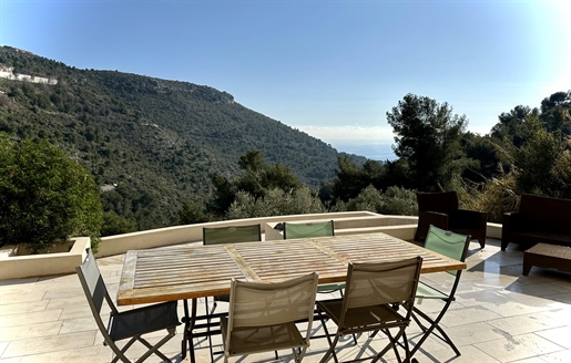 Close to Monaco, in the commune of La Turbie superb modern property with pool.

Pretty vil