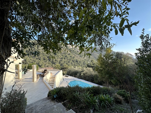 Close to Monaco, in the commune of La Turbie superb modern property with pool.

Pretty vil