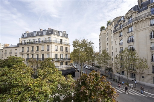 Prestige address - 6 bedroom apartment, Paris 16th

On one of the higher floors of an outs