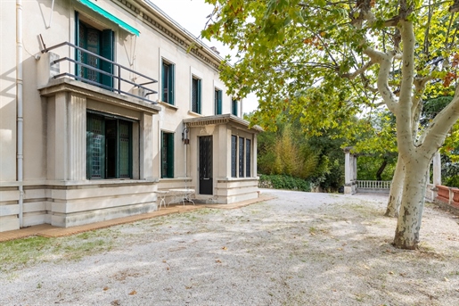 Splendid Art Deco property in the sought after 12th district. 

This charming mansion from