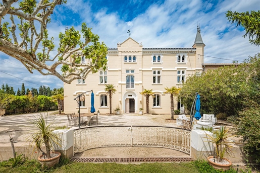 Ce splendide petit château datant du milieu du XIXe siècle est situé entre L&039 Isle-sur-la-Sorgu