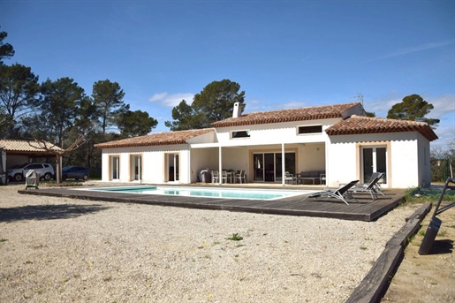 Lorgues - Quiet property enjoying a very rural setting approximately 1.5 km from the village center.