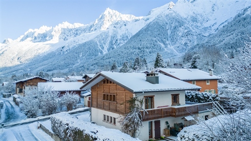 In a quiet area, right in the heart of the village of Les Houches, come and discover this house with