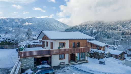 In a quiet area, right in the heart of the village of Les Houches, come and discover this house with