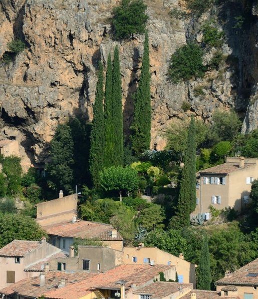 Idyllisch toevluchtsoord, in het hart van dit bekroonde Provençaalse dorp.

Dit is totaal uniek