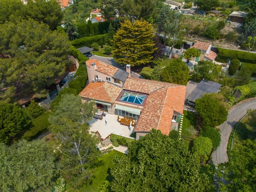 Genesteld in Eze, op een uitgestrekt perceel van 9.000 m2, beslaat deze prachtige luxe villa 350 m2