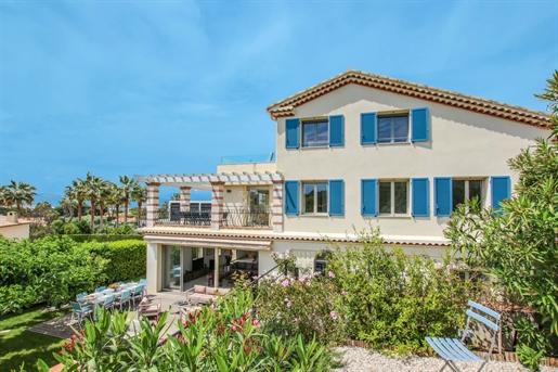 Superb renovated villa built on several floors and enjoying a beautiful sea view. 

Locate
