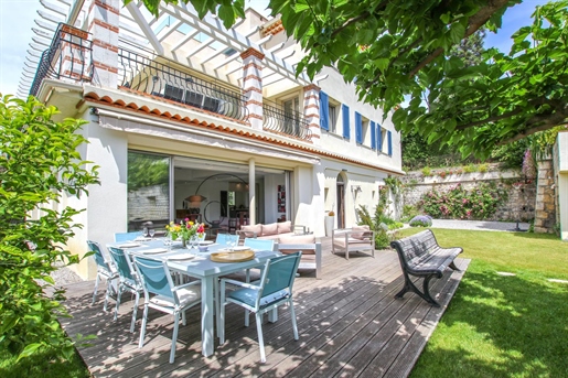 Superb renovated villa built on several floors and enjoying a beautiful sea view. 

Locate