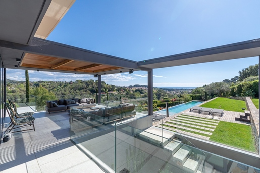 Exceptional property built by a renowned architect in the heart of a sought after secure domain, qui