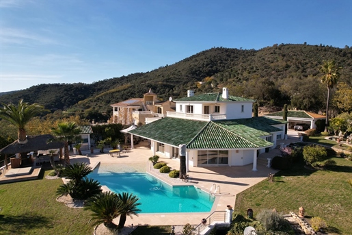 Magnificent panoramic view on the hills of mimosas to the sea, this very bright villa is modern Prov