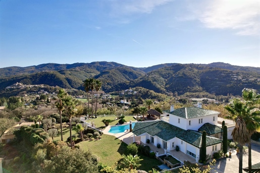 Herrlicher Panoramablick auf die Hügel der Mimosen bis zum Meer, diese sehr helle Villa ist modern 
