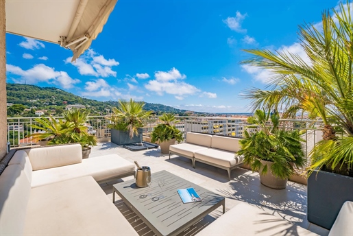 In the heart of Le Cannet, on the edge of Cannes, enjoying an exceptional view of California, on the