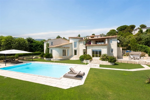 Sea view villa with large landscaped grounds

Situated on the most prestigious private dom