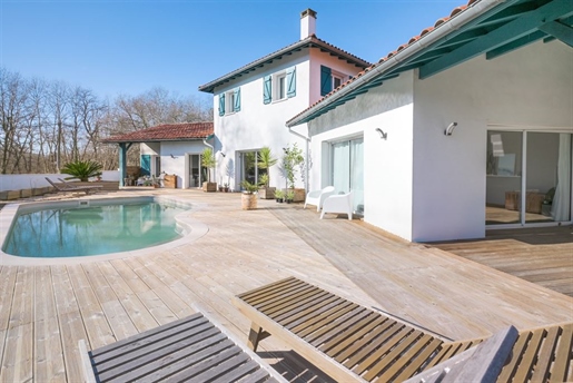 Arcangues - Family house with swimming pool

In a leafy setting close to the centre of the