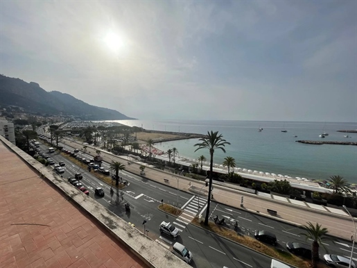 Very bright top floor apartment in a 1930& 039 s residence on the seafront of the prestigious Garava