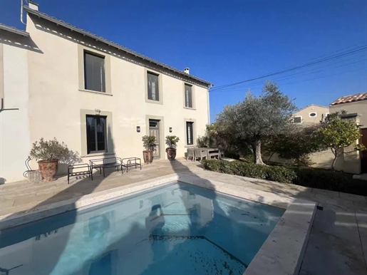 Maillane - Exceptional! In the heart of the village, this property comprises 2 houses each with its