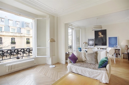 Family apartment on the 3rd floor with elevator of a magnificent Haussmann building in the immediate
