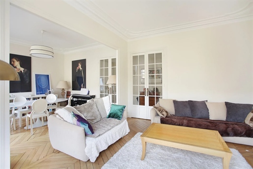 Family apartment on the 3rd floor with elevator of a magnificent Haussmann building in the immediate
