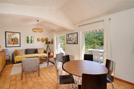 Rayol-Canadel-Sur-Mer, a beautiful 4-bedroom mas offering unobstructed views of the hills and the se