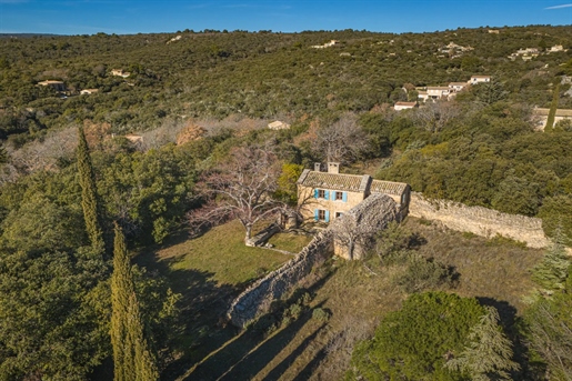 This old Provencal sheepfold, with a living area of approximately 78 m2, is set on a vast plot of la