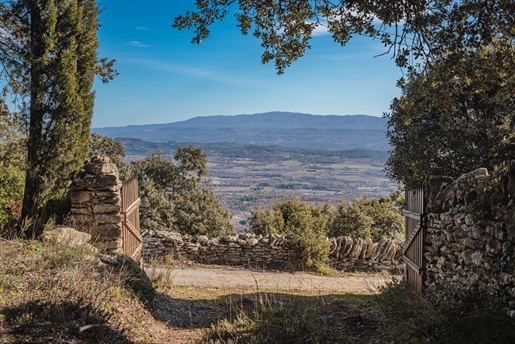 This old Provencal sheepfold, with a living area of approximately 78 m2, is set on a vast plot of la