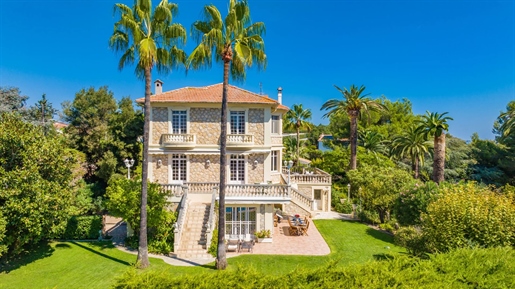 Charming mansion near the sea looking out to the glistening French Riviera coast.

Built i