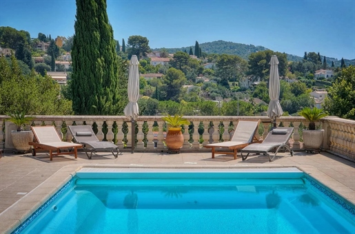 Located within a few minutes from the historic perched village of Mougins, this elegant family home