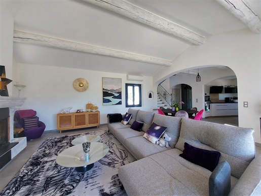 Just a few minutes from the village of Lourmarin and its shops, this beautifully renovated house boa